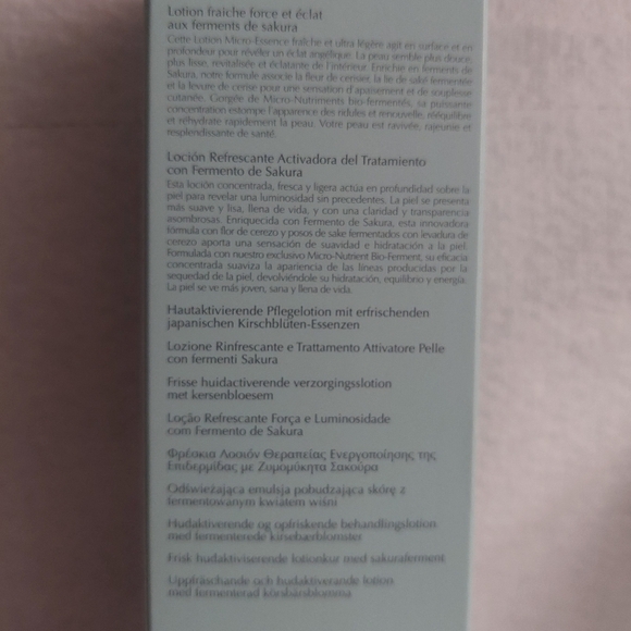 Estée LAUDER Micro EssenceTreatment Lotion Fresh with Sakura Ferment moisturizer - Picture 4 of 8